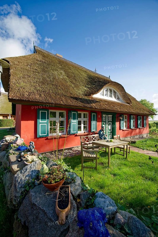 Old traditional fisherman's house with the figure of a fisherman, Ahrenshoop, Fischland-Darß-Zingst peninsula, Baltic Sea, Mecklenburg-Western Pomerania, Germany