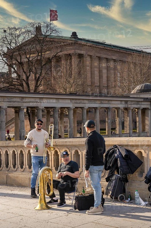 Street musicians on the Friedrichsbrücke on Museum Island in Mitte, Berlin, Germany