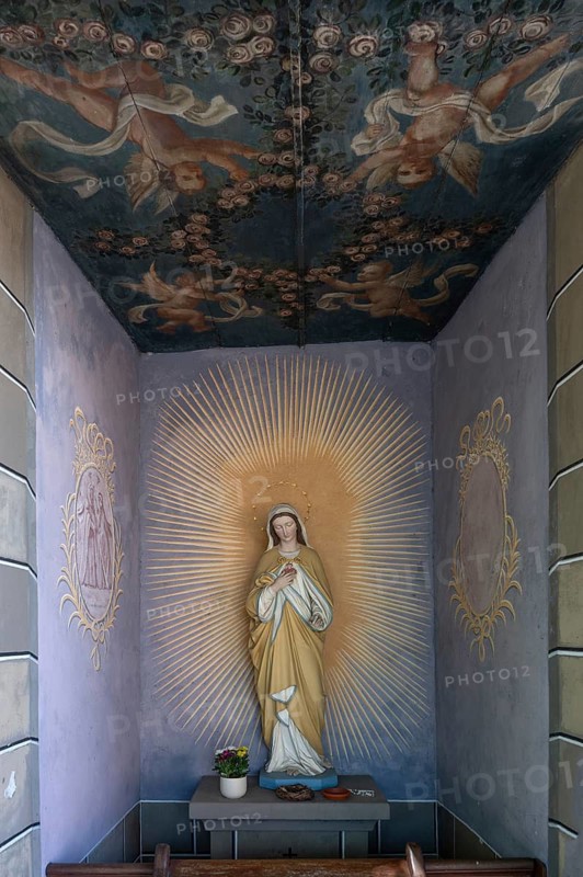 Devotional chapel with sculpture of the Virgin Mary, Riegel am Kaiserstuhl, Baden-Württemberg, Germany