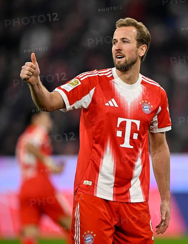 Harry Kane FC Bayern Munich FCB (09) Gesture Gesture Thumbs up Football Bundesliga, Allianz Arena, Munich, Bayern, Germany