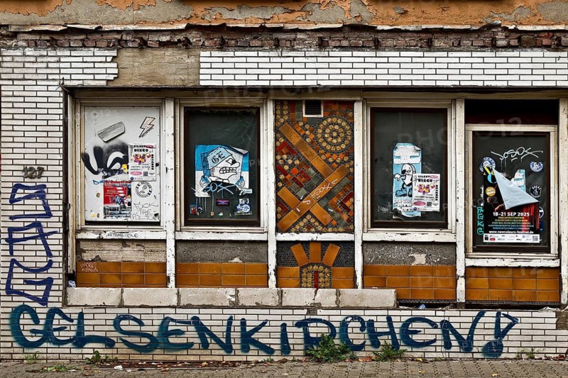 Decaying façade smeared with graffiti, scrap property in a difficult district, Gelsenkirchen, Ruhr area, North Rhine-Westphalia, Germany