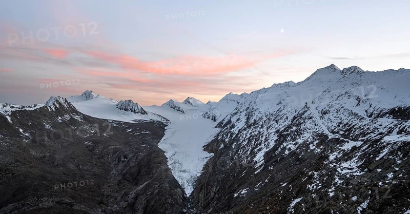 Snowy mountain landscape in autumn, at sunset, view of Gurgler Ferner with summit Hochwilde and Falschungsspitze, Ötztal Alps, Tyrol, Austria