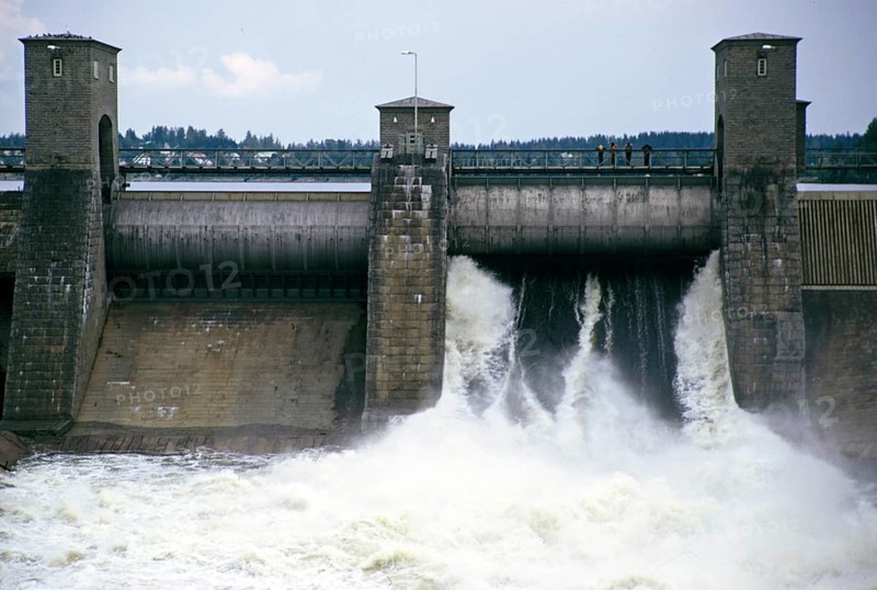 Ablassen von Wasser aus dem Kraftwerk der Talsperre Imatrankoski HEP, Stromschnelle Imatra, Fluss Vuoksi, Imatra, Finnland 1973