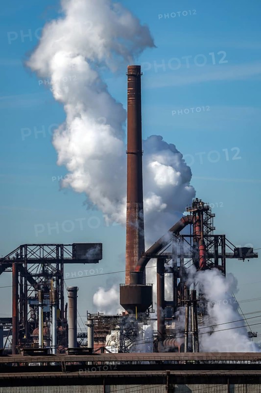 Duisburg, Ruhr area, North Rhine-Westphalia, Germany - HKM steelworks. HKM Hüttenwerk Krupp Mannesmann in Duisburg-Hüttenheim. Current shareholding: 50 % thyssenkrupp Steel Europe AG, 30 % Salzgitter Mannesmann GmbH, 20 % Vallourec Tubes S.A.S. Steel manufacturer Thyssen-Krupp Steel decides to separate from HKM