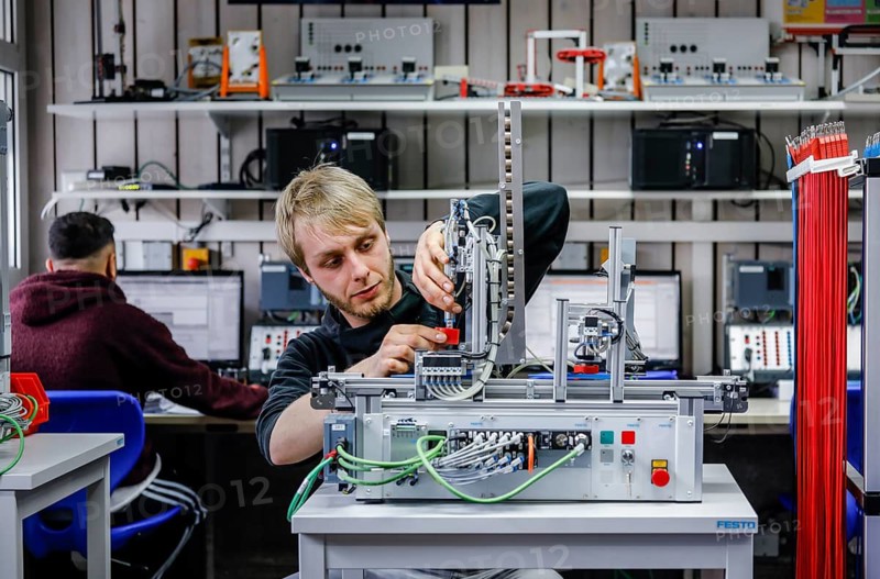 Remscheid, North Rhine-Westphalia, Germany - Trainees in metal and electrical trades, an industrial mechanic assembles an electro-pneumatic system, Remscheid Vocational Training Centre for the Metal and Electrical Industry. - FOR EDITORIAL USE ONLY!