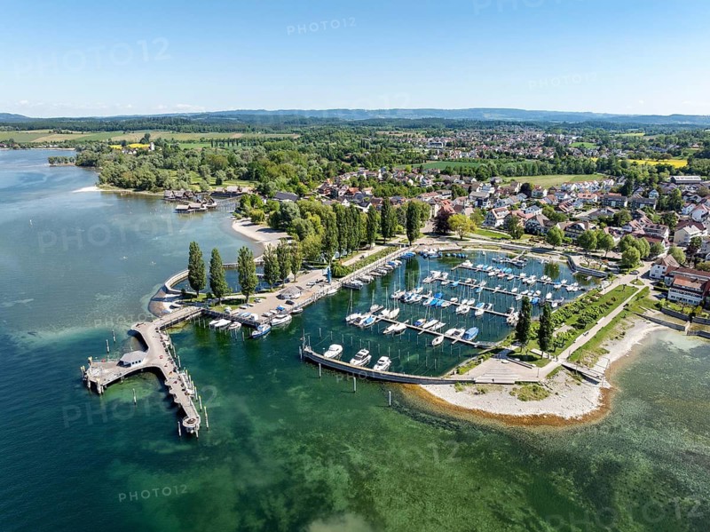 Luftbild vom Yachthafen, Marina, Hafen von Unteruhldingen mit der Ortschaft Uhldingen-Mühlhofen, links die Pfahlbauten, Pfahlbaumuseum, Bodenseekreis, Bodensee, Baden-Württemberg, Deutschland