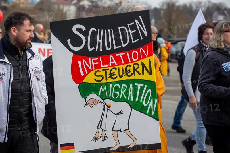 Aschaffenburg: Demo against left-wing agitation and violence***Sign with the inscription SCHULDEN INFLATION STEUERN MIGRATION