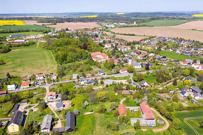 View of the village with castle and church from above, Reichstädt, Dippoldiswalde, Erzgebirge, Saxony, Germany
