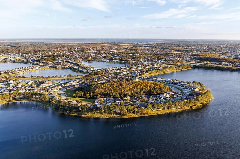 Aerial view of a new housing estate with houses on the lake in Wyndham Lakes, Orlando, USA
