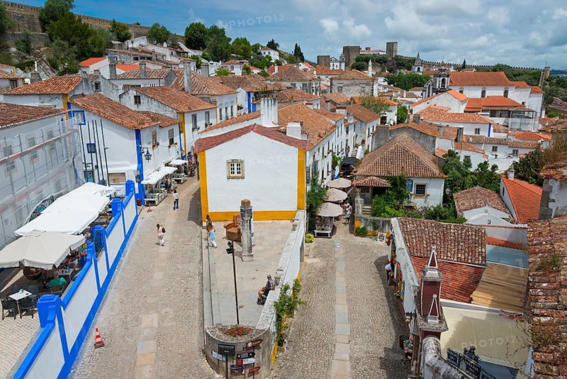 Medieval village with white houses and red roofs, lively with tourists, inviting and sunny, view from the Miradouro Porta, Padrão Camoniano on the Largo de Padrao, Óbidos, Obidos, Oeste, Centro, Estremadura, Portugal