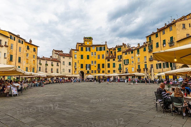 Street restaurants in the amphitheatre, historic city centre, Lucca, Tuscany, Italy