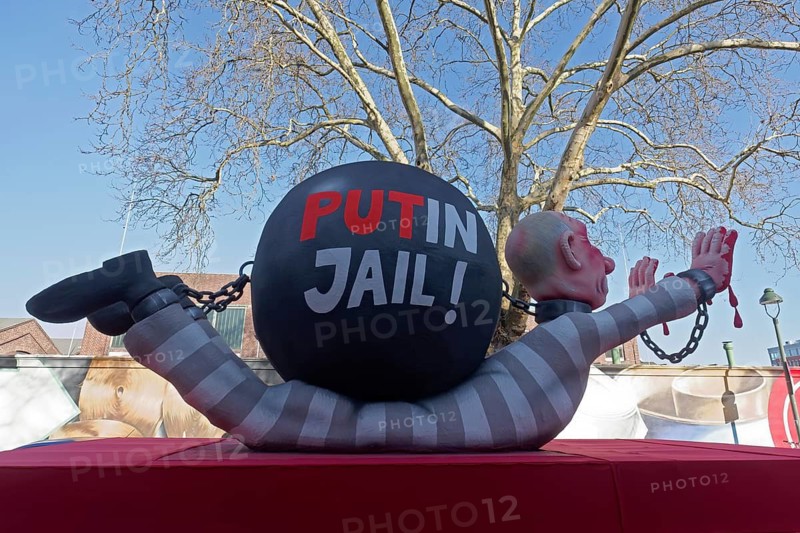 Russian President Vladimir Putin as a convict with blood on his hands, Put In Jail, papier-mâché figure, theme float by Jacques Tilly, Rosenmontagszug 2025, Düsseldorf, Rhineland, North Rhine-Westphalia, Germany