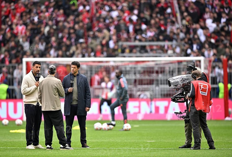 Interview on the pitch, DAZN reporter presenter Daniel Herzog talking with TV expert Michael Ballack Sami Khedira TV camera, soccer Bundesliga, Allianz Arena, Munich, Bayern, Germany
