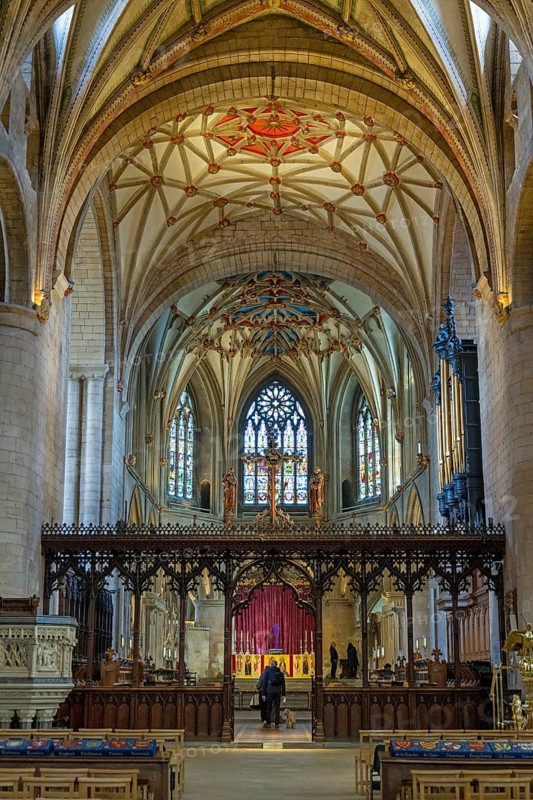 Apse, altar, people, dog, interior view, former abbey church, Tewkesbury, Gloucestershire, England, Great Britain