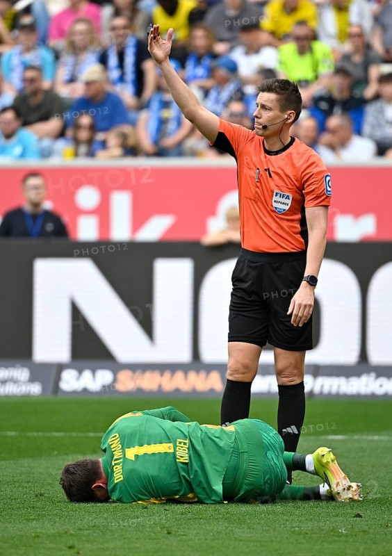 Goalkeeper Gregor Kobel Borussia Dortmund BVB (01) injured Injury on the ground Referee Referee Daniel Siebert calls for supervisor Soccer Bundesliga, PreZero Arena, Sinsheim, Baden-Württemberg, Germany