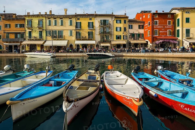 Picturesque village with colorful houses on the lake, Lazise, Lake Garda, Verona province, Veneto region, Italy