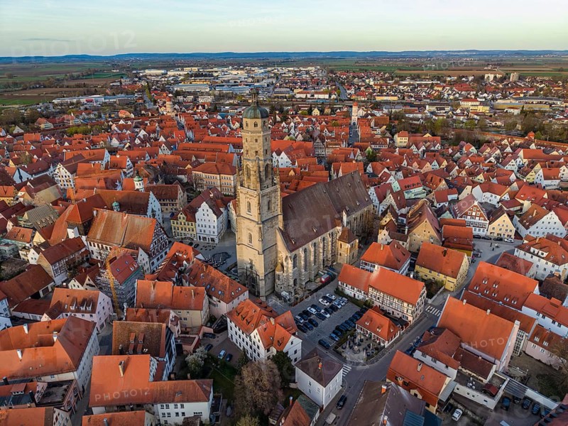 Aerial view of the historic old town of Nördlingen with the church of St. Georg and the 90-meter high church tower, called Daniel, Donau-Ries district, Nördlinger Ries, Bavaria, Germany