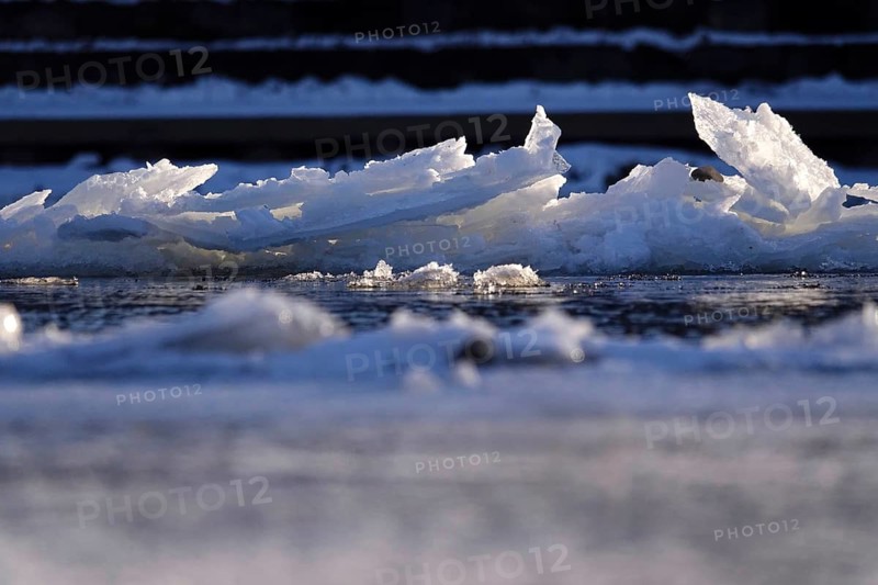 Elbe with ice floes, winter, Dresden, Saxony, Germany