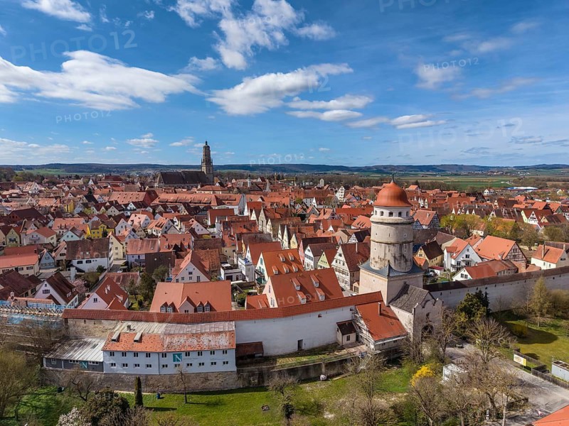 Aerial view of the historic old town of Nördlingen, with the completely comprehensive and accessible city wall, in the town center the church of St. Georg with the 90-meter high church tower, called Daniel, Donau-Ries district, Nördlinger Ries, Bavaria, Germany