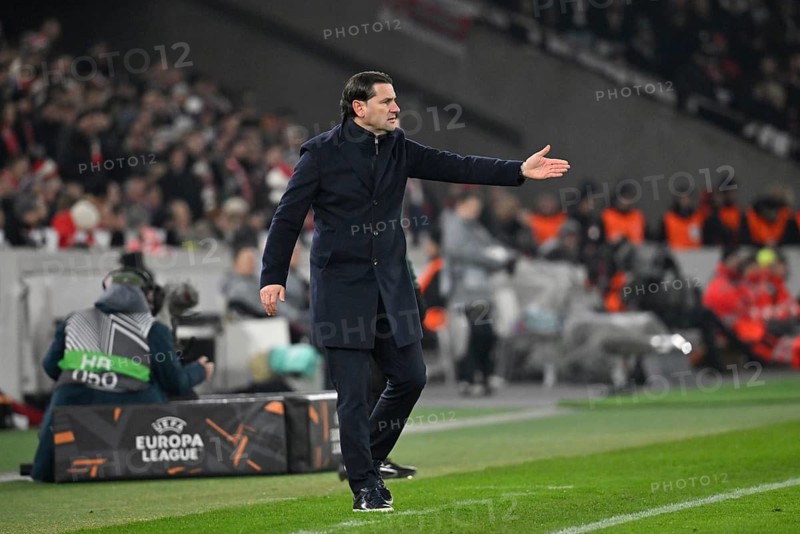 Coach Gerardo Seoane BSC Young Boys Bern on the sidelines gesture gesture soccer, UEFA EUROPA LEAGUE, MHPArena, MHP Arena Stuttgart, Baden-Württemberg, Germany