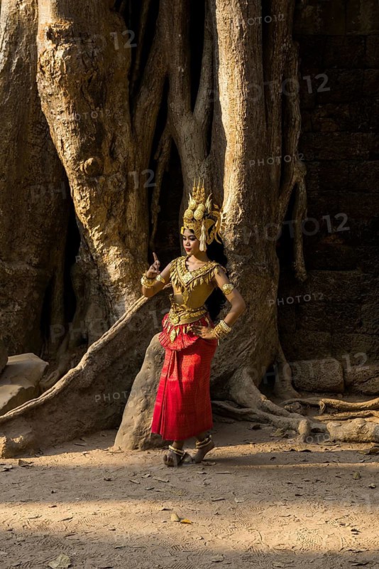 Young woman dressed as a temple dancer, Apsara, Ta Prohm, Angkor Wat, Angkor, UNESCO World Heritage Site, Siem Reap, Cambodia, Indochina, Southeast Asia
