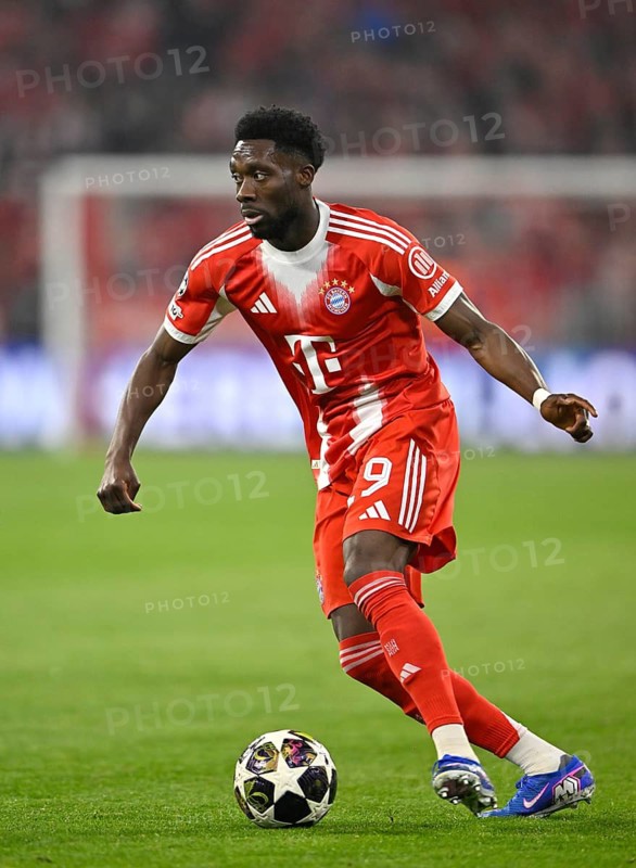 Alphonso Davies Bayern FC Munich FCB (19) Action on the ball Football UEFA Champions League CL Allianz Arena, Munich, Bavaria, Germany