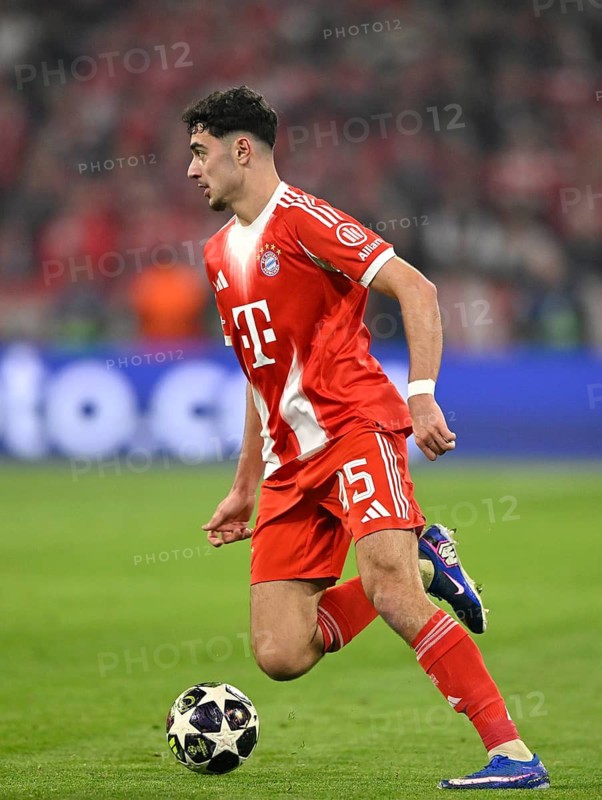 Aleksandar Pavlovic FC Bayern Munich FCB (45) Action on the ball Football UEFA Champions League CL Allianz Arena, Munich, Bavaria, Germany