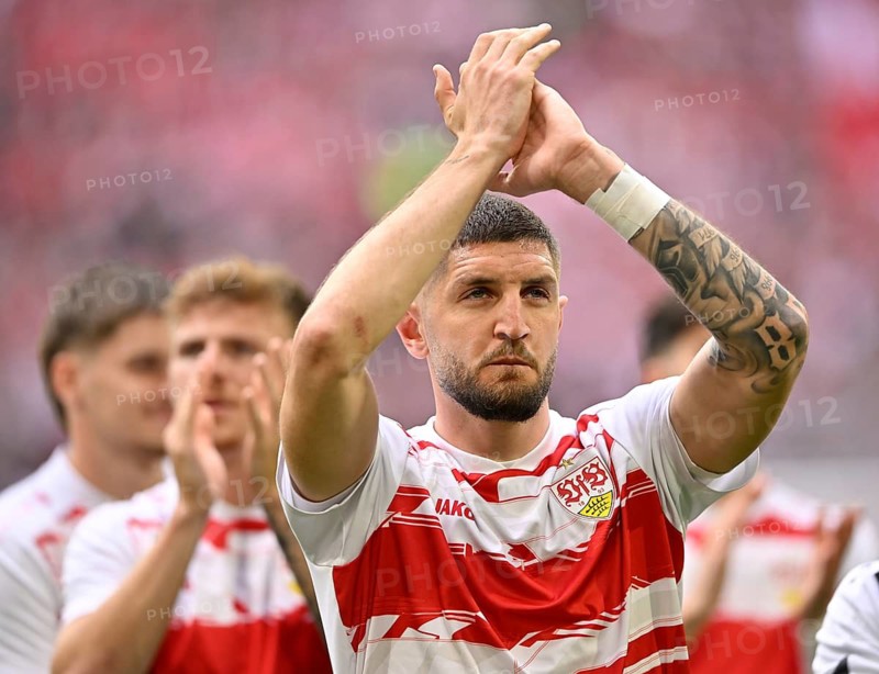 Jeff Chabot VfB Stuttgart (24) Applause for travelling fans, Football Bundesliga, Allianz Arena, Munich, Bavaria, Germany