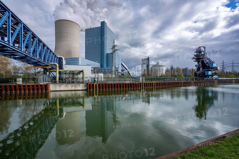 The UNIPER Datteln 4 coal-fired power plant, power plant block and cooling tower, Dortmund-Ems Canal, pipeline bridge, district heating pipes, Datteln, North Rhine-Westphalia, Germany