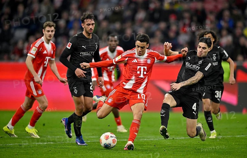 Goal kick action goal chance duel, action Jamal Musiala FC Bayern Munich FCB (10) against Kevin Diks Borussia Mönchengladbach BMG (04) Soccer Bundesliga, Allianz Arena, Munich, Bavaria, Germany