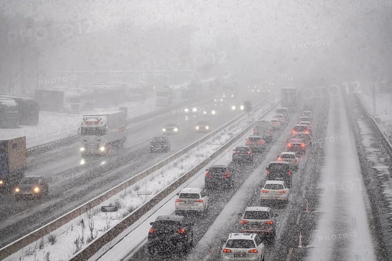 The onset of winter in North Rhine-Westphalia, heavy snowfall, A3 motorway near Hilden, near Ohligser Heide rest area, snow-covered roads, traffic is sometimes just slowing down, North Rhine-Westphalia, Germany