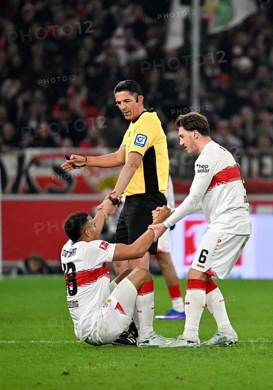 Jamie Leweling VfB Stuttgart (18) injured Injury on the ground Angelo Stiller VfB Stuttgart (06) and referee Referee Deniz Aytekin help on his feet Gesture Gesture Football Bundesliga, MHPArena, MHP Arena Stuttgart, Baden-Württemberg, Germany