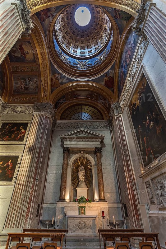 Side altar with dome in the Basilica della Santissima Annunziata del Vastato, Piazza della Nunziata, 4, Genoa. Italy