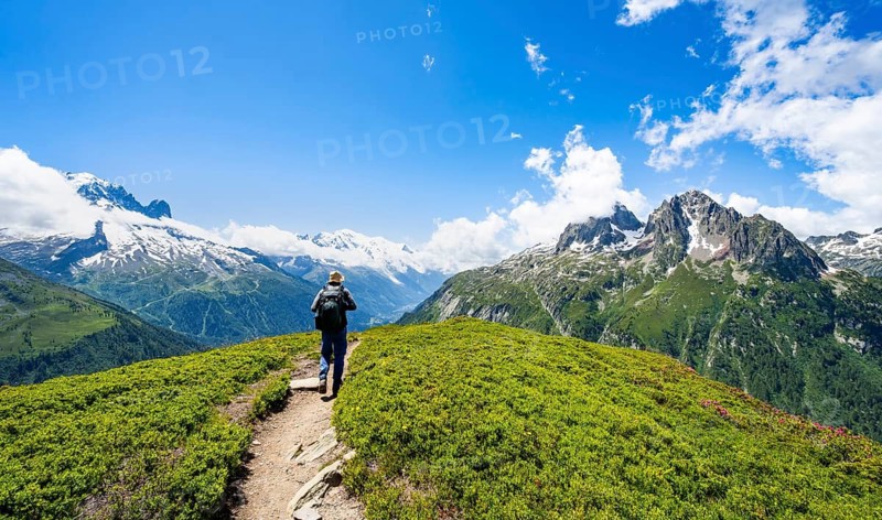 Mountaineers on hiking trail, mountain panorama with glaciated mountain peaks, Aiguille du Midi and Mont Blanc, Aiguille de Mesure and Aiguille de Chamois, hiking to Aiguillette des Posettes, Chamonix, Haute-Savoie, France