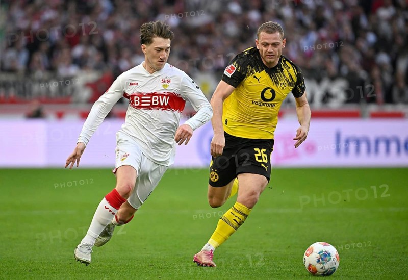 Duel, action Angelo Stiller VfB Stuttgart (06) against Julian Ryerson Borussia Dortmund BVB (26) Soccer Bundesliga, MHPArena, MHP Arena Stuttgart, Baden-Württemberg, Germany