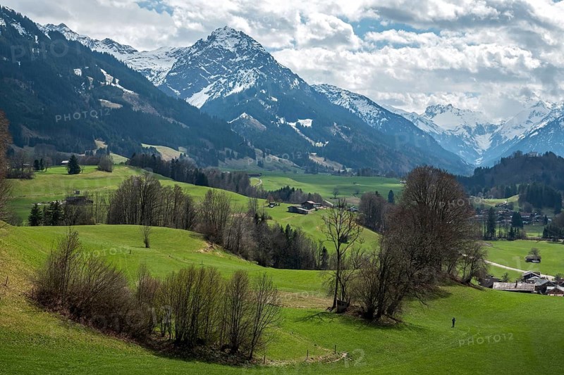 View from Malerwinkel into the Iller valley, in the background Oberstdorf and alpine panorama, Hinang, Oberallgäu, Allgäu, Bavaria, Germany