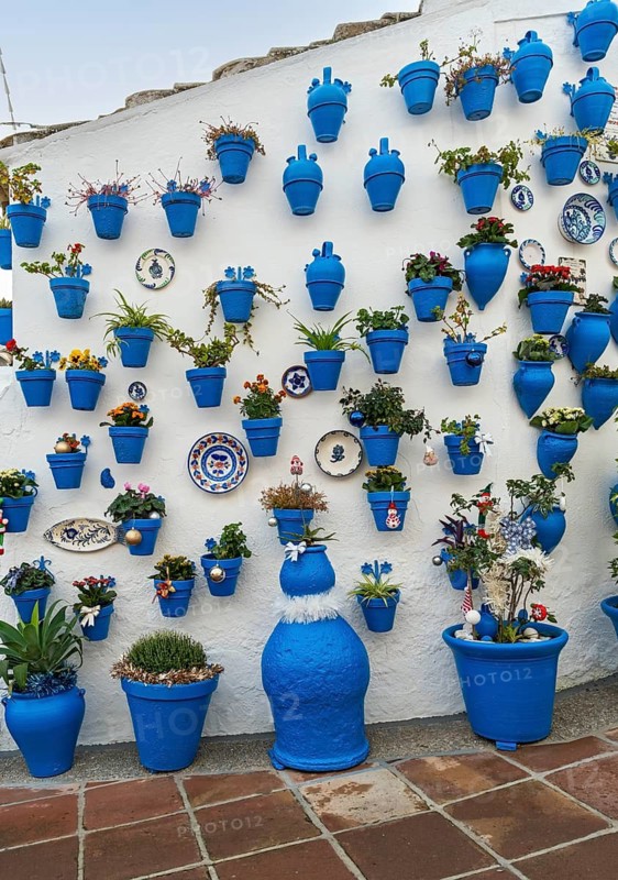 Blue flower pots on whitewashed wall, Patio de las Comedias, Castle of Iznajar, Castillo de Iznájar, Andalusia, Spain