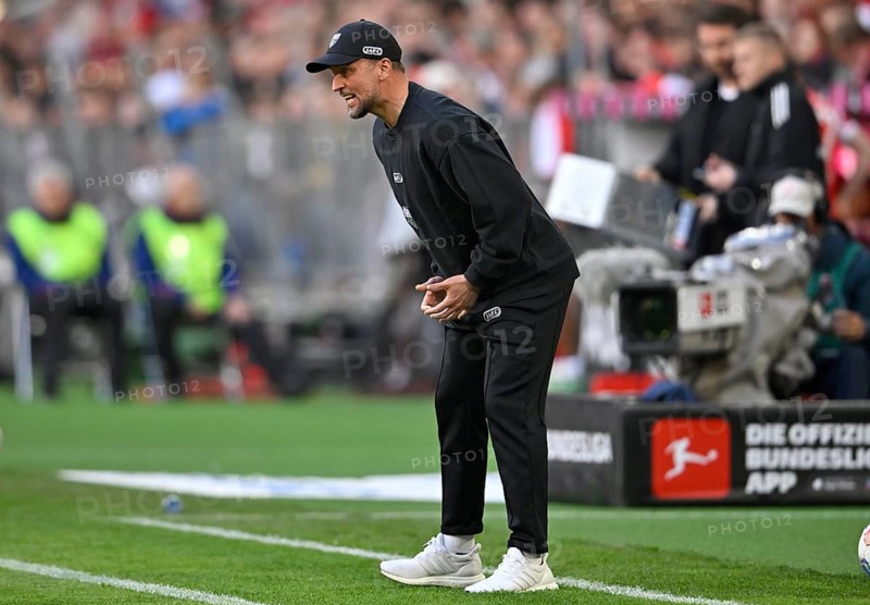 Coach coach Sebastian Hoeness VfB Stuttgart on the sidelines gesture gesture TV camera soccer Bundesliga, Allianz Arena, Munich, Bayern, Germany