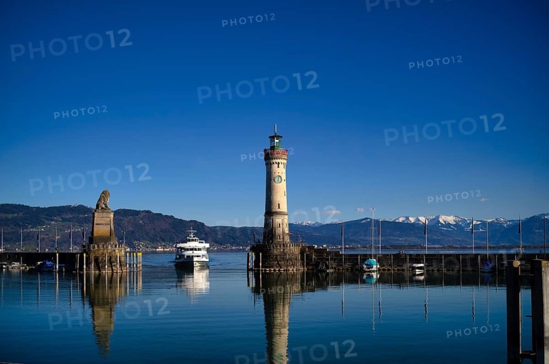 Lake Constance ferry, BSB passenger ship, Lake Constance-Schifffahrt, Lake Constance Schiffsbetriebe GmbH, sails in port entrance, port, new lighthouse, Bavarian Lion, old town, behind Bregenz, Alpine panorama, Lindau, Bavaria, Lake Constance, Germany