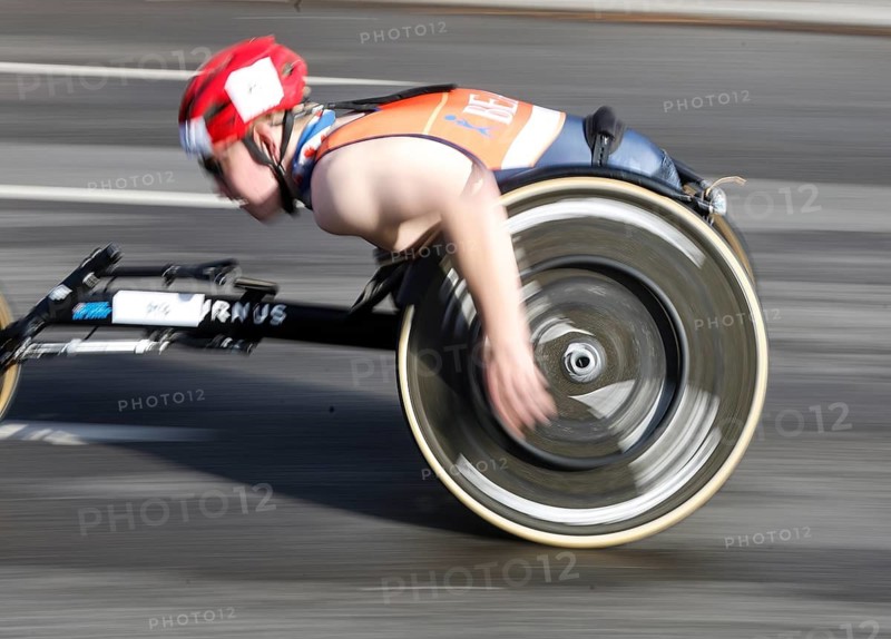 A wheelchair user gives everything during the Generali Berlin Half Marathon, 29.03.2026, Berlin, Berlin, Germany