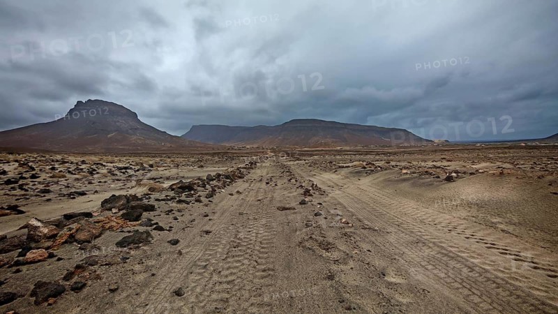 Desert road leads through rugged surroundings to distant mountains, hiking Calhau, Baia das Gatas, Sao Vicente, Cabo Verde, Cape Verde, Cape Verde, Cape Verde
