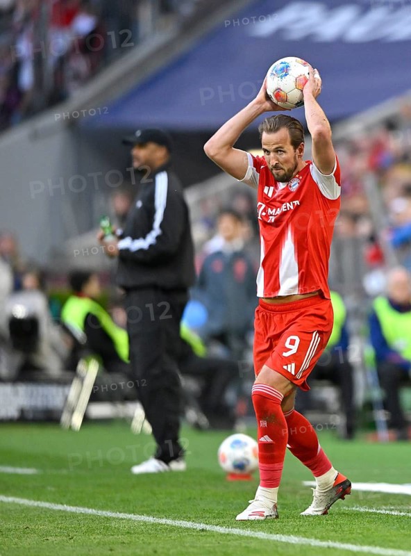 Throw-in action Harry Kane FC Bayern Munich FCB (09) behind coach Vincent Kompany FC Bayern Munich FCB Fußball Bundesliga, Allianz Arena, Munich, Bavaria, Germany