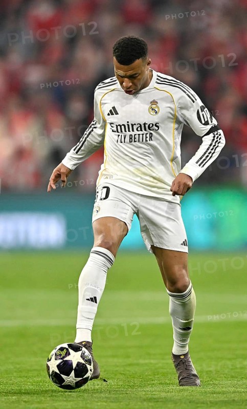 Kylian Mbappé Real Madrid (10) Action on the ball Football UEFA Champions League CL Allianz Arena, Munich, Bayern, Germany