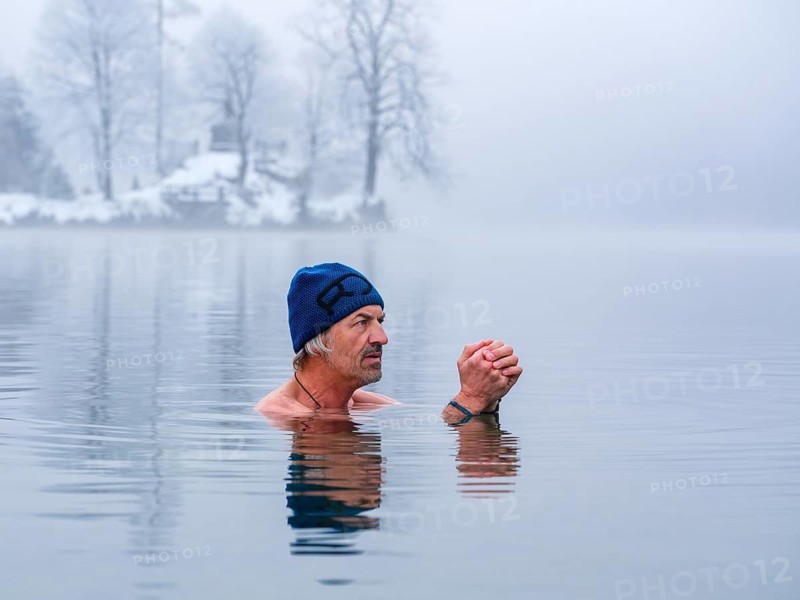 Man with cap, 55, ice bathing, including winter bathing in Königssee, Schönau am Königssee, Berchtesgadener Land, Upper Bavaria, Bavaria, Germany