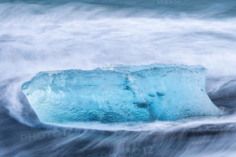 Ice chunks on the black beach, lava beach, glacier ice, sea, winter, Diamond Beach (Breiðamerkursandur) at Jökusalorn, Iceland, Scandinavia