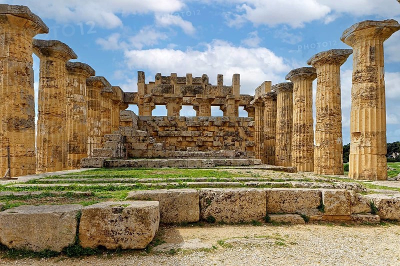 Ruins, ancient Greek temple E, also Hera temple, or temple of Hera, Lakinia or Iuno Lacinia, 460 to 450 BC, Doric peripteros, 6 × 13 columns, four-tiered substructure (crepis), archaeological sites of Selinunte, Parco Archeologico di Selinunte, Castelvetrano, municipal consortium of Trapani, Sicily, Italy, Mediterranean Sea
