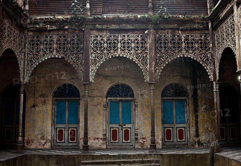 Unmaintained inner courtyard in the Moti mahal palace at Raigarh, Chhattisgarh, India. A building erected at the turn of the 20th century