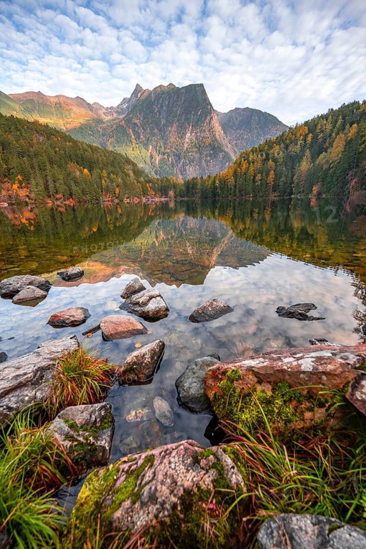 Mountain peaks of the Ötztal Alps reflected in Lake Piburger See, in autumn, near Ötz in Ötztal, Tyrol, Austria