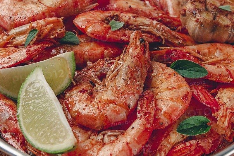 Fried king prawns, in shell, with spices, size 30/40, unpeeled shrimp, homemade, no people