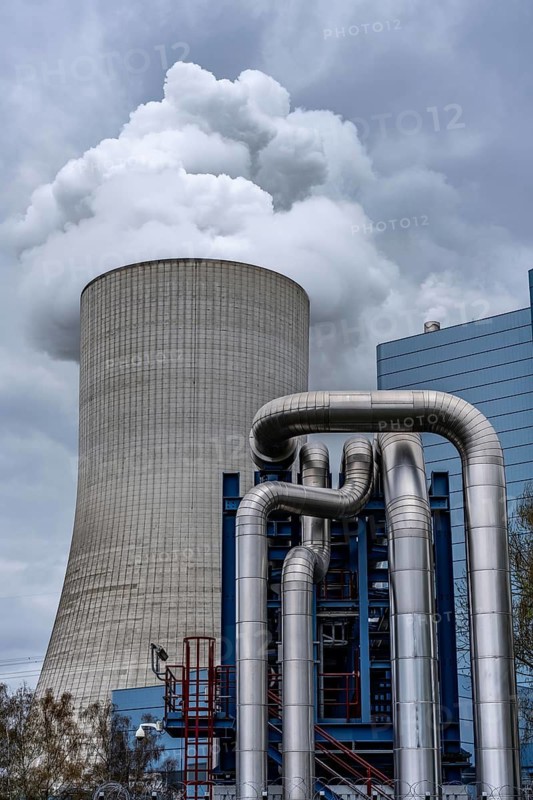 The UNIPER Datteln 4 coal-fired power plant, power plant block and cooling tower, cogeneration, generation of electricity and district heating, district heating lines, transport district heating via a district heating line to Recklinghausen, over 100, 000 households in Datteln and Recklinghausen are thus supplied with district heating, the power plant is one of the 10 largest cogeneration plants in Germany